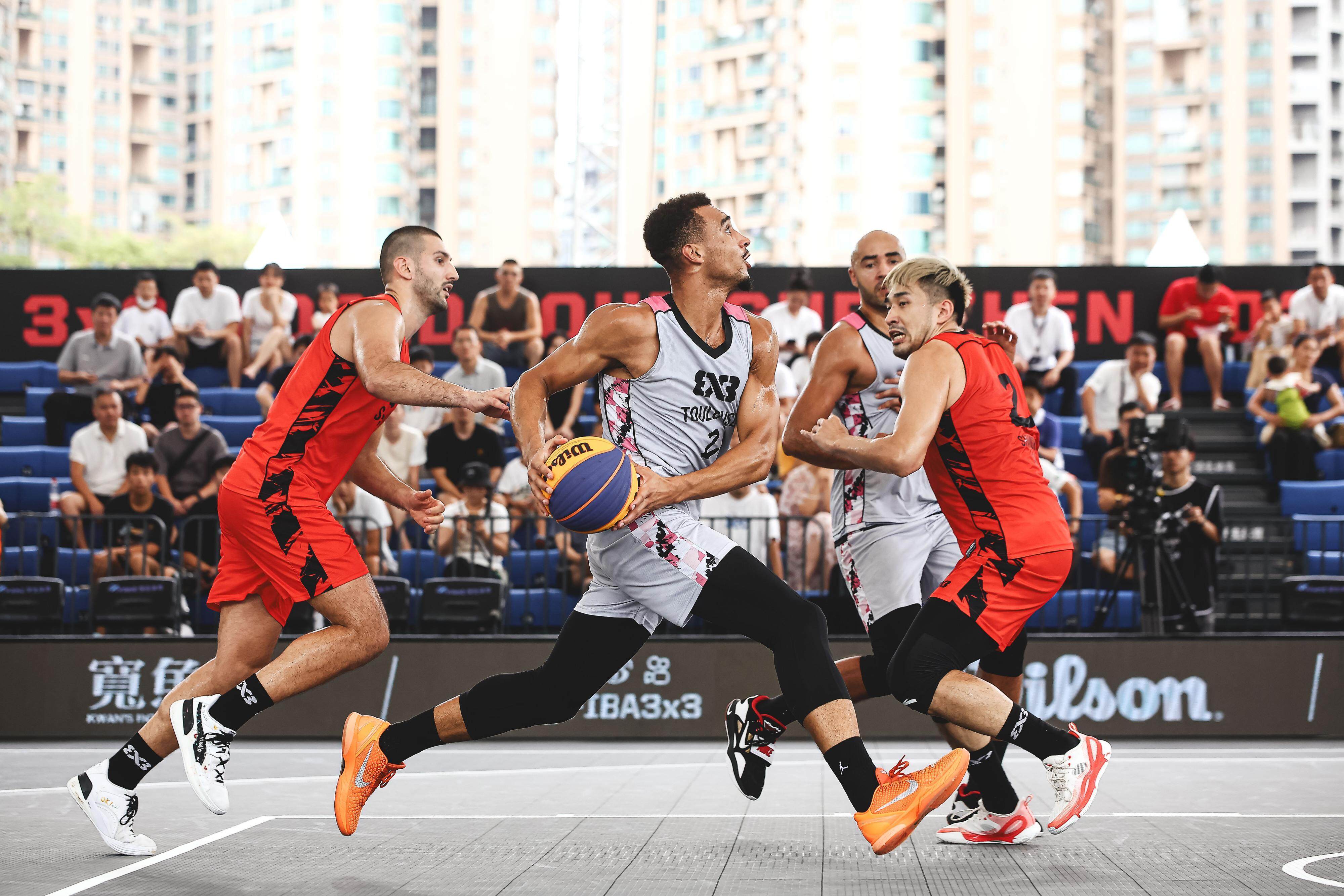 尊龙凯时-篮球职业赛事精彩纷呈，球迷情绪高涨(篮球比赛 职业)